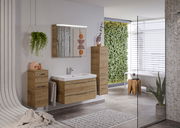 Moderne Badezimmermöbel in Holzoptik mit Waschbecken, Spiegel und Schränken, seitliche Perspektive.