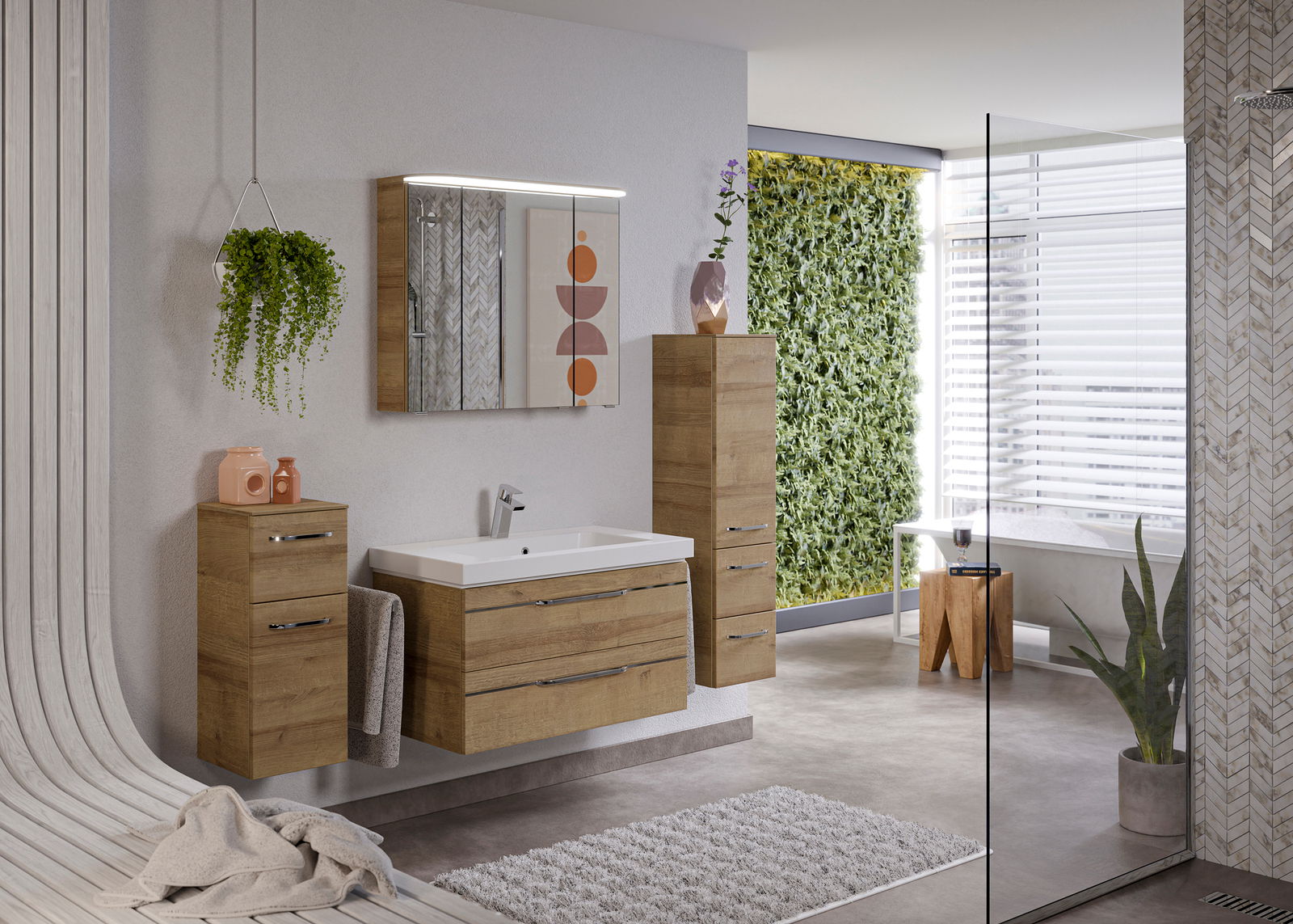 Moderne Badezimmermöbel in Holzoptik mit Waschbecken, Spiegel und Schränken, seitliche Perspektive.