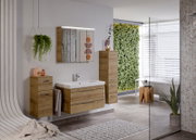 Moderne badkamermeubels in houtlook met wastafel, spiegel en kasten, zijaanzicht.