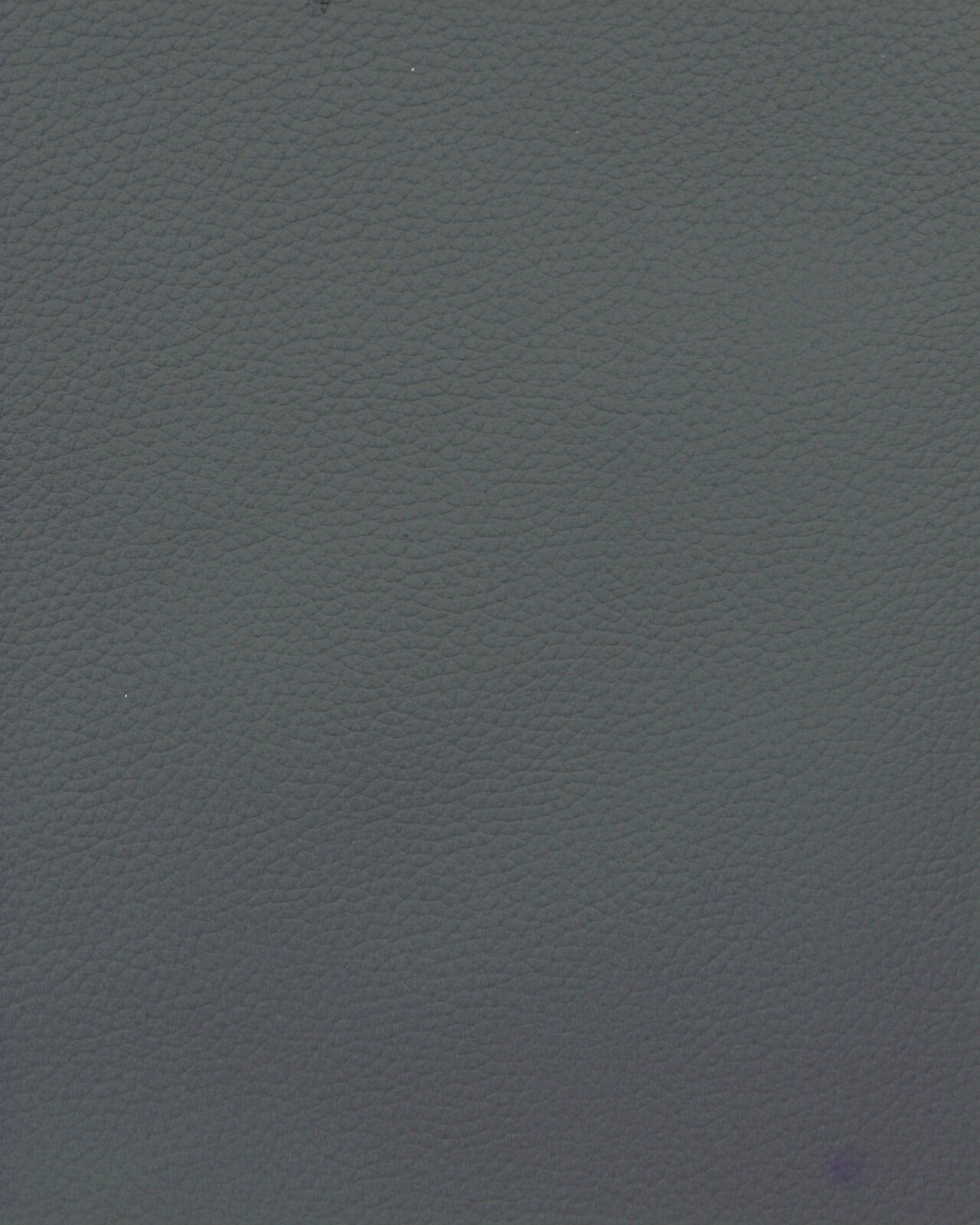 Nahaufnahme einer dunkelgrauen Lederstruktur, verwendet für einen Stuhl.