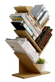 Modernes, zickzackförmiges Bücherregal aus hellem Holz mit mehreren schrägen Ablagefächern, gefüllt mit Büchern; vorne rechts ist ein kleiner Blumentopf auf der Basis sichtbar, Perspektive: schräg von vorn/seitlich.