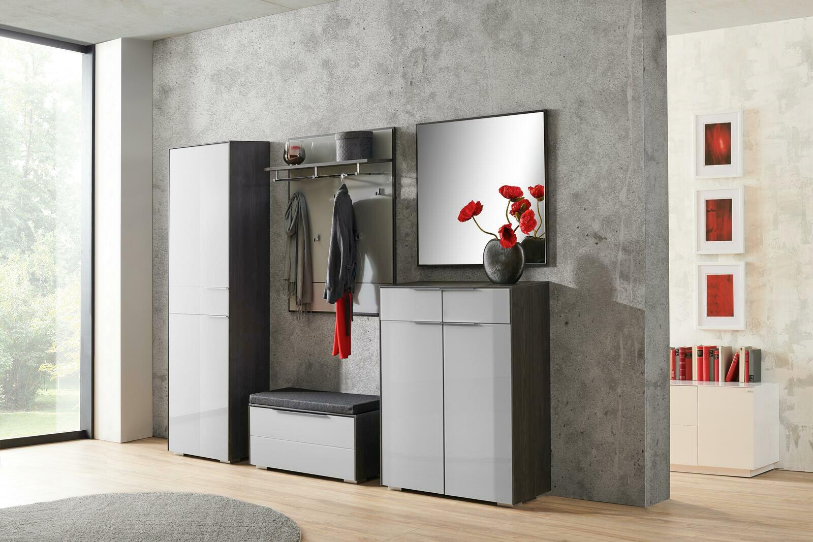 Moderne Garderobenkombination in dunklem Holz und glänzendem Weiß, bestehend aus einem hohen Schrank, einem Garderobenpaneel mit Spiegel und Haken, einer Sitzbank und einem Schuhschrank, seitliche Perspektive.