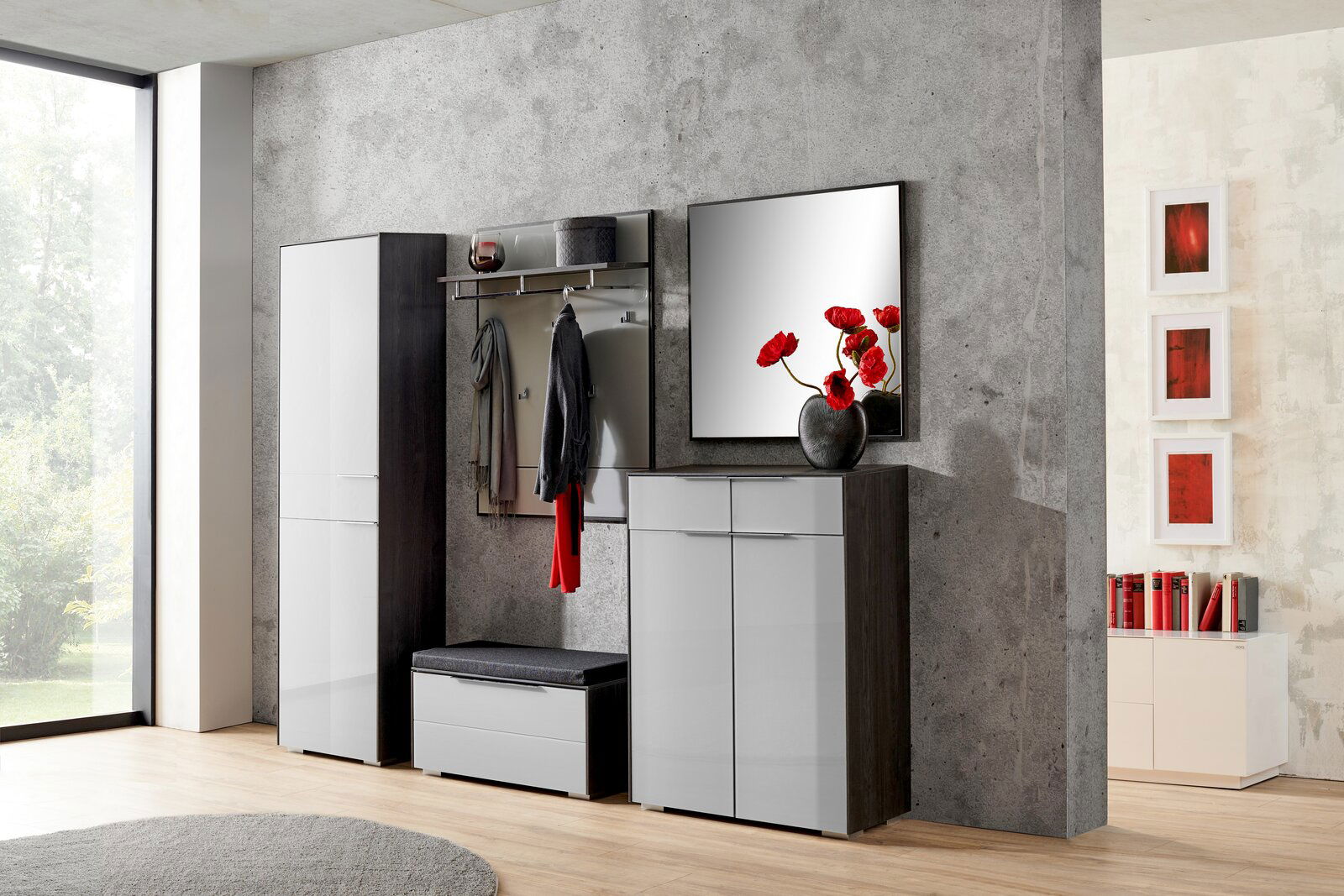 Moderne Garderobenkombination in dunklem Holz und glänzendem Weiß, bestehend aus einem hohen Schrank, einem Garderobenpaneel mit Spiegel und Haken, einer Sitzbank und einem Schuhschrank, seitliche Perspektive.