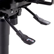 Nahaufnahme der Mechanik eines Drehstuhls mit zwei Hebeln zur Einstellung, seitliche Perspektive.