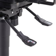 Nahaufnahme der Mechanik eines Drehstuhls mit zwei Hebeln zur Einstellung, seitliche Perspektive.