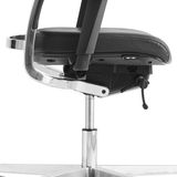 Seitenansicht eines modernen Bürostuhls mit verstellbarer Sitzhöhe und Armlehnen.