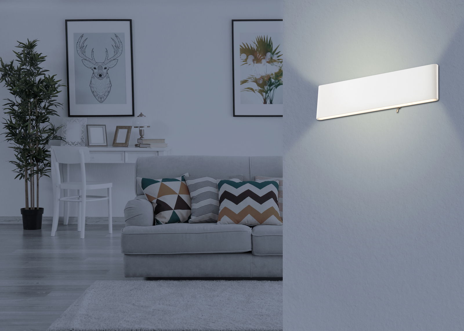 Moderne weiße Aluminium-Wandleuchte in einem stilvoll eingerichteten Wohnzimmer, seitliche Perspektive.