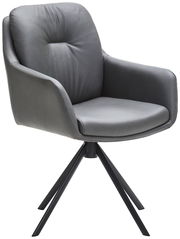 Grauer Armlehnstuhl mit gepolsterter Sitzfläche und Rückenlehne, auf schwarzem Metallgestell, seitliche Perspektive