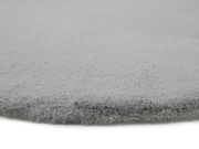 Grauer Fellteppich in Nahaufnahme, seitliche Perspektive