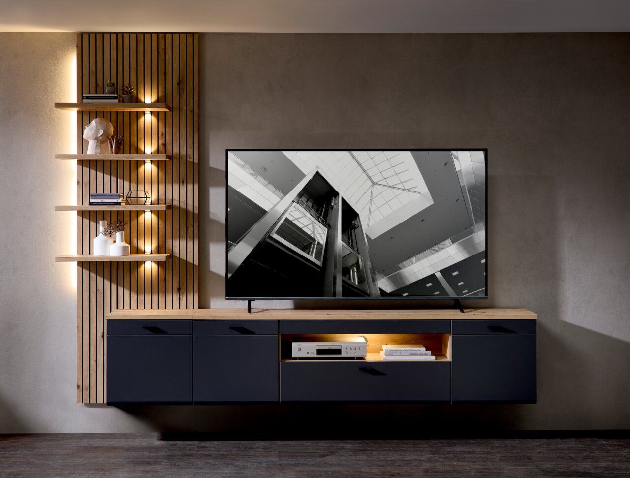 Moderne Wohnzimmerwand mit hängendem TV-Schrank und Holzregalen, seitliche Perspektive.