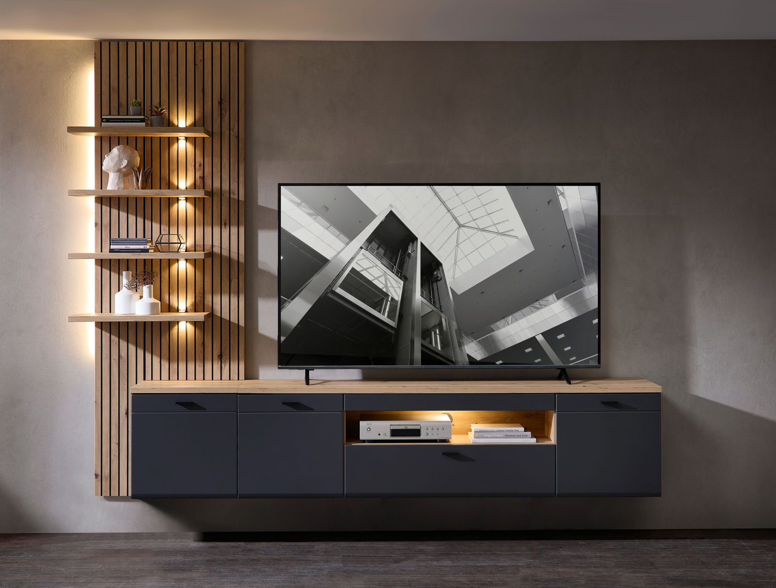 Moderne Wohnzimmerwand mit hängendem TV-Schrank und Holzregalen, seitliche Perspektive.