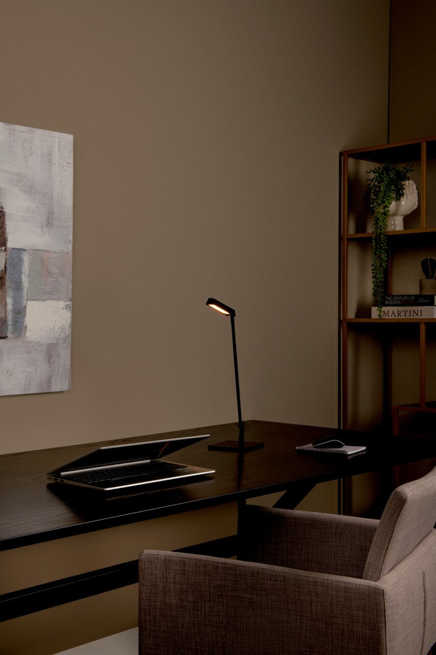 Lucide Tisch-/Schreibtischleuchte LAVALE Moderne Tisch- und Schreibtischleuchte in einem stilvollen Büro, seitliche Perspektive