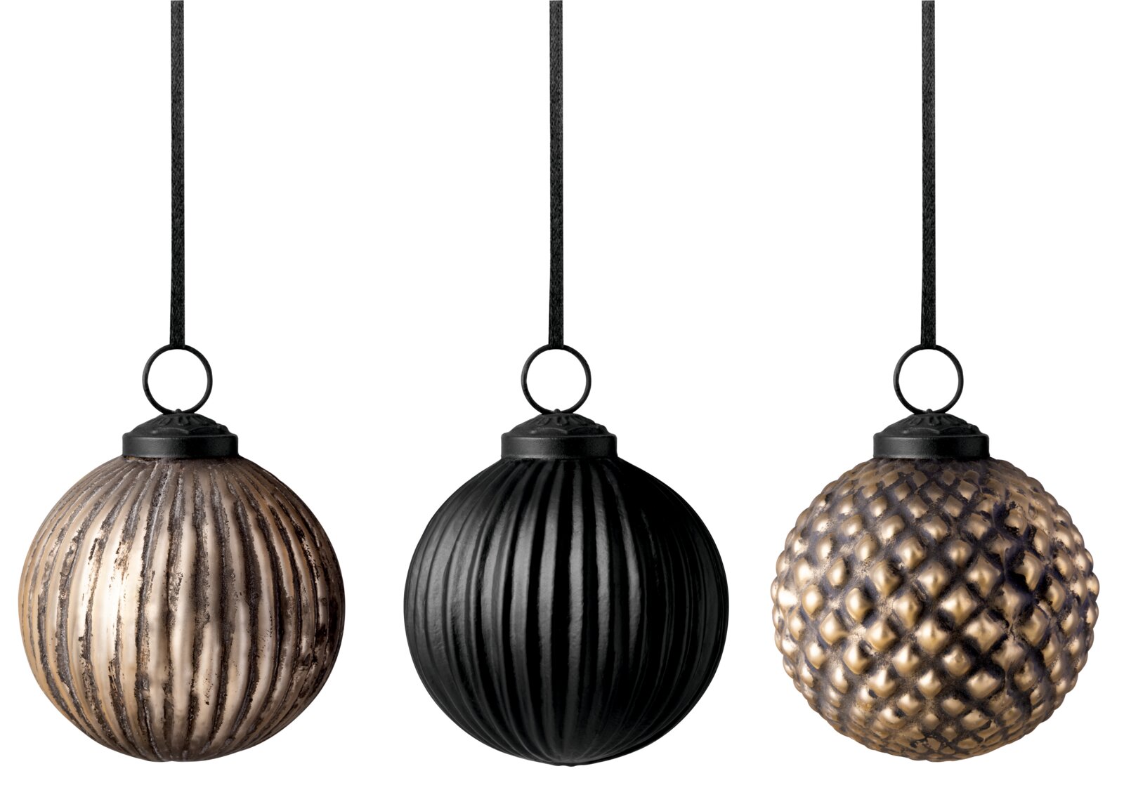 Drei kugelförmige Weihnachtsanhänger aus Glas in Gold und Schwarz mit geriffelter und genoppter Struktur, frontal vor weißem Hintergrund präsentiert
