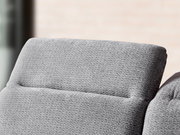 Nahaufnahme einer grauen Longchairkombination mit texturierter Oberfläche, seitliche Perspektive.