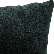 Nahaufnahme eines dunkelgrünen Kissens mit weicher Textur, perspektivisch von der Seite aufgenommen.