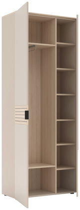 Garderobenschrank in hellem Holzdesign mit offener Tür, zeigt Innenfächer und Kleiderstange, Perspektive von schräg vorne.