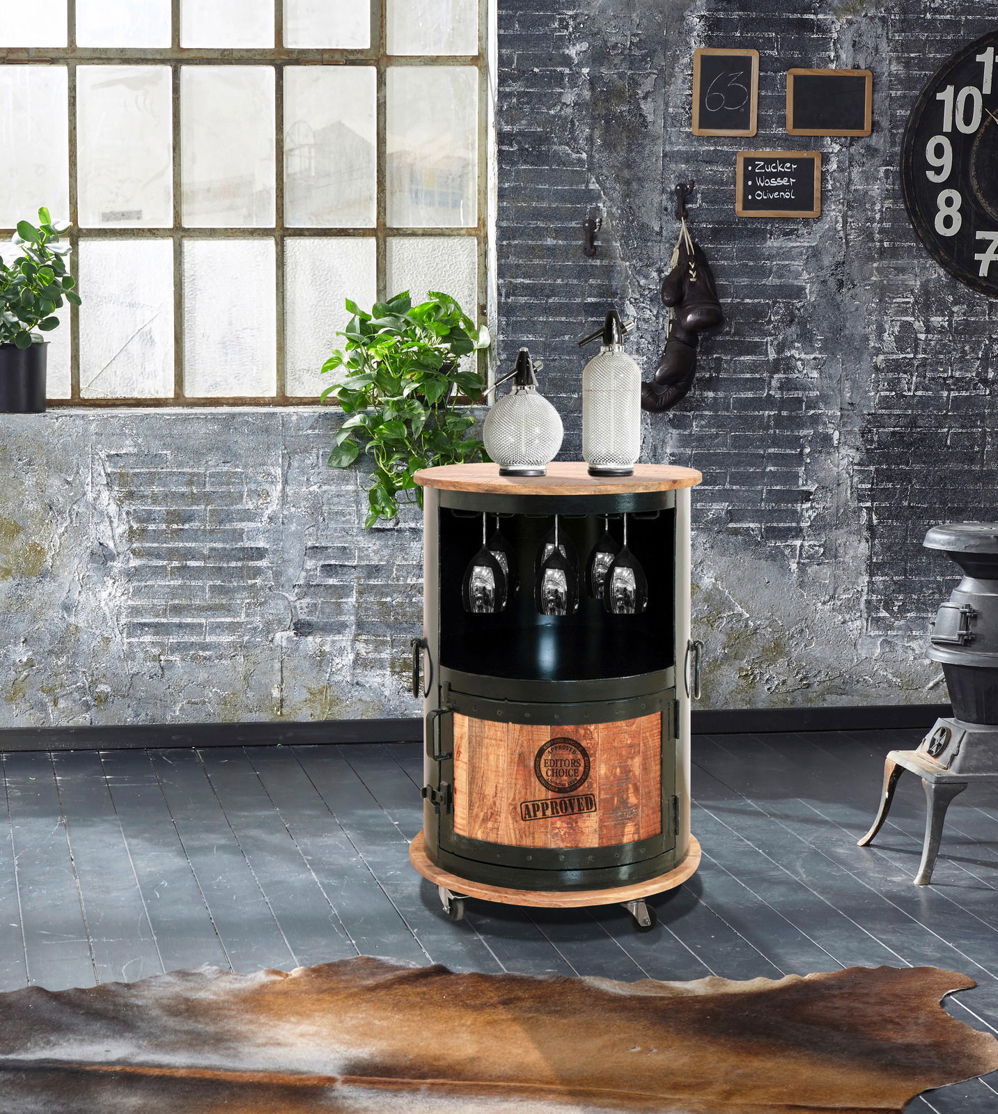 Runder Barschrank mit Holz- und Metallelementen, ausgestattet mit Glashaltern und Flaschenablage, in einem industriellen Raum mit Fenster im Hintergrund, aus frontaler Perspektive.