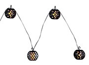 Solarbetriebene Lichterkette mit dekorativen, kugelförmigen Lampen in schwarzem Gitterdesign, seitliche Perspektive