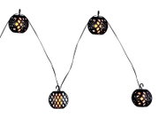 Solarbetriebene Lichterkette mit dekorativen, kugelförmigen Lampen in schwarzem Gitterdesign, seitliche Perspektive