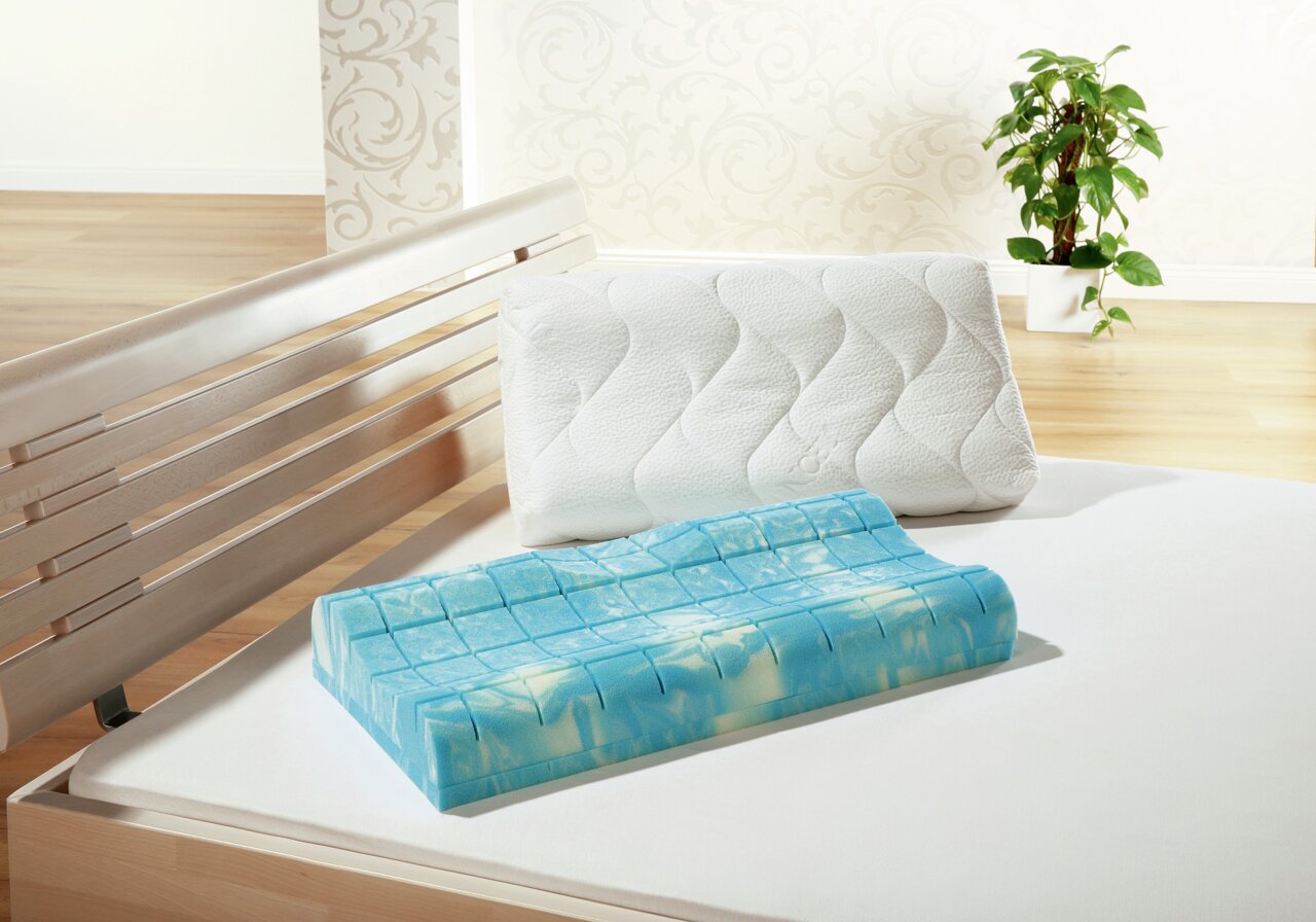 Nackenstützkissen 40 x 80 cm auf einem Bett, mit abnehmbarem Bezug und ergonomischem Schaumstoffkern, seitliche Perspektive