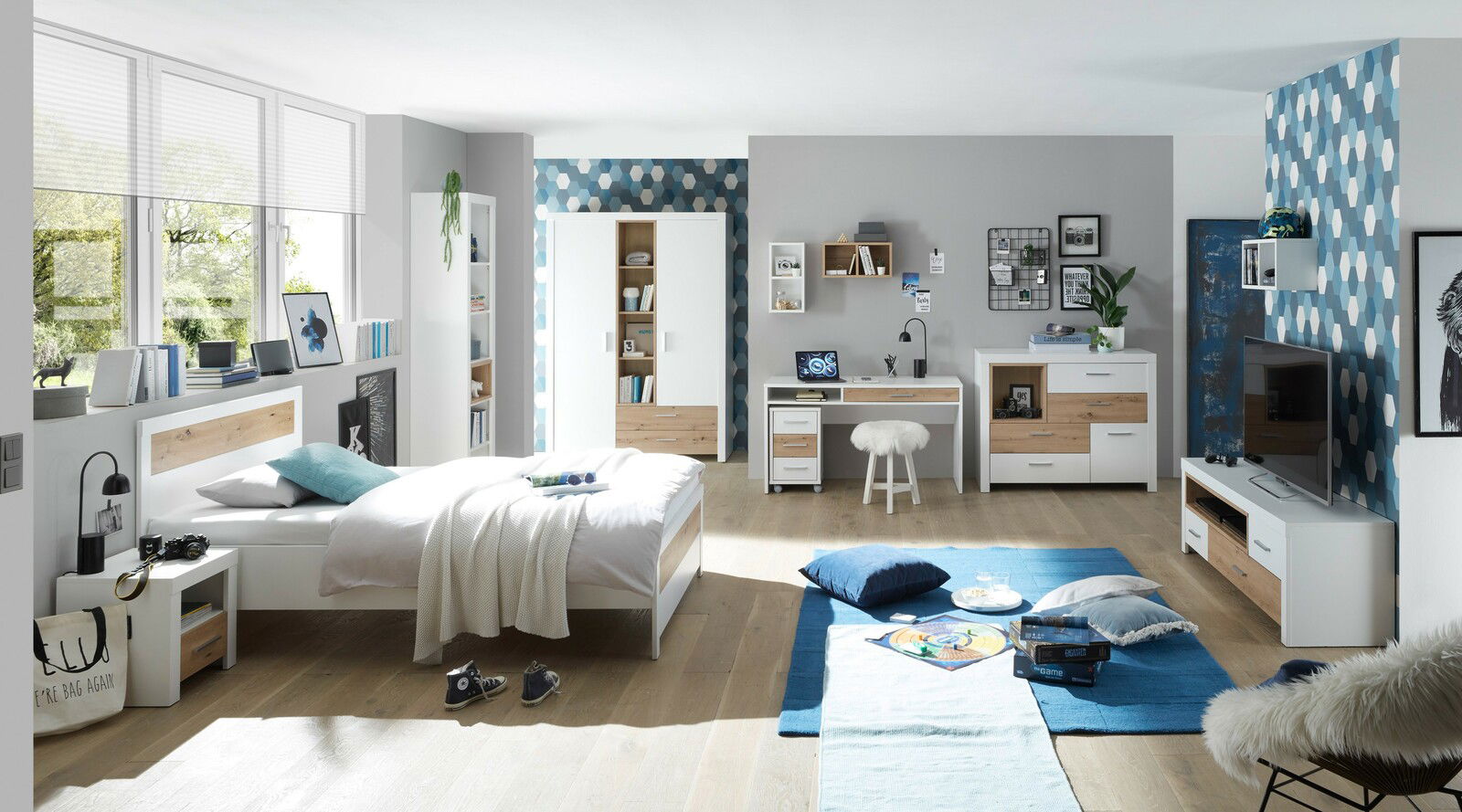 Modernes Schlafzimmer mit einem weißen Bett mit Holzdetails, seitlicher Perspektive. Das Zimmer ist hell und stilvoll eingerichtet mit Schreibtisch, Schrank und Dekorationen.