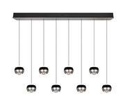 Moderne Pendelleuchte mit acht kugelförmigen Lampen, von der Vorderseite betrachtet.