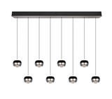 Moderne Pendelleuchte mit acht kugelförmigen Lampen, von der Vorderseite betrachtet.