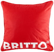 Rote Britto Kissenhülle mit großem weißen Schriftzug 'BRITTO' auf der Vorderseite, frontal abgebildet.