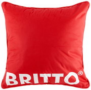 Rote Britto Kissenhülle mit großem weißen Schriftzug 'BRITTO' auf der Vorderseite, frontal abgebildet.