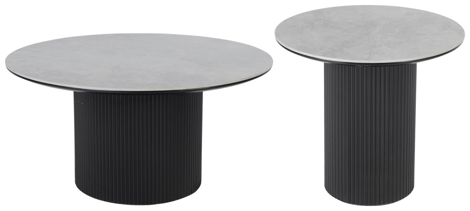 Zwei runde Tische mit grauer Marmorplatte und schwarzem, geripptem Zylinderfuß, seitliche Perspektive.