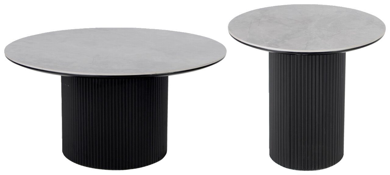 Zwei runde Tische mit grauer Marmorplatte und schwarzem, geripptem Zylinderfuß, seitliche Perspektive.