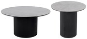 Zwei runde Tische mit grauer Marmorplatte und schwarzem, geripptem Zylinderfuß, seitliche Perspektive.