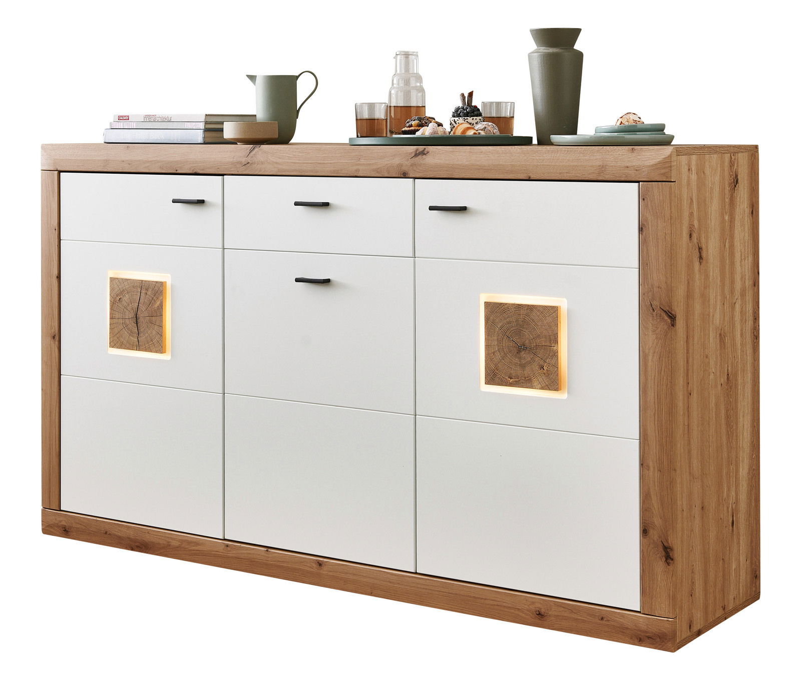Modernes Sideboard aus Holz mit weißen Fronten und dekorativen Holzelementen, frontal fotografiert.