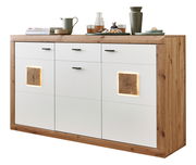 Modernes Sideboard aus Holz mit weißen Fronten und dekorativen Holzelementen, frontal fotografiert.