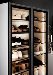 XL-Schuhschrank-Vitrine mit mehreren Regalböden, gefüllt mit verschiedenen Schuhen, seitliche Perspektive