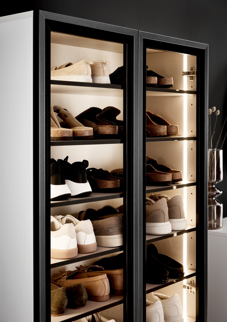XL-Schuhschrank-Vitrine mit mehreren Regalböden, gefüllt mit verschiedenen Schuhen, seitliche Perspektive