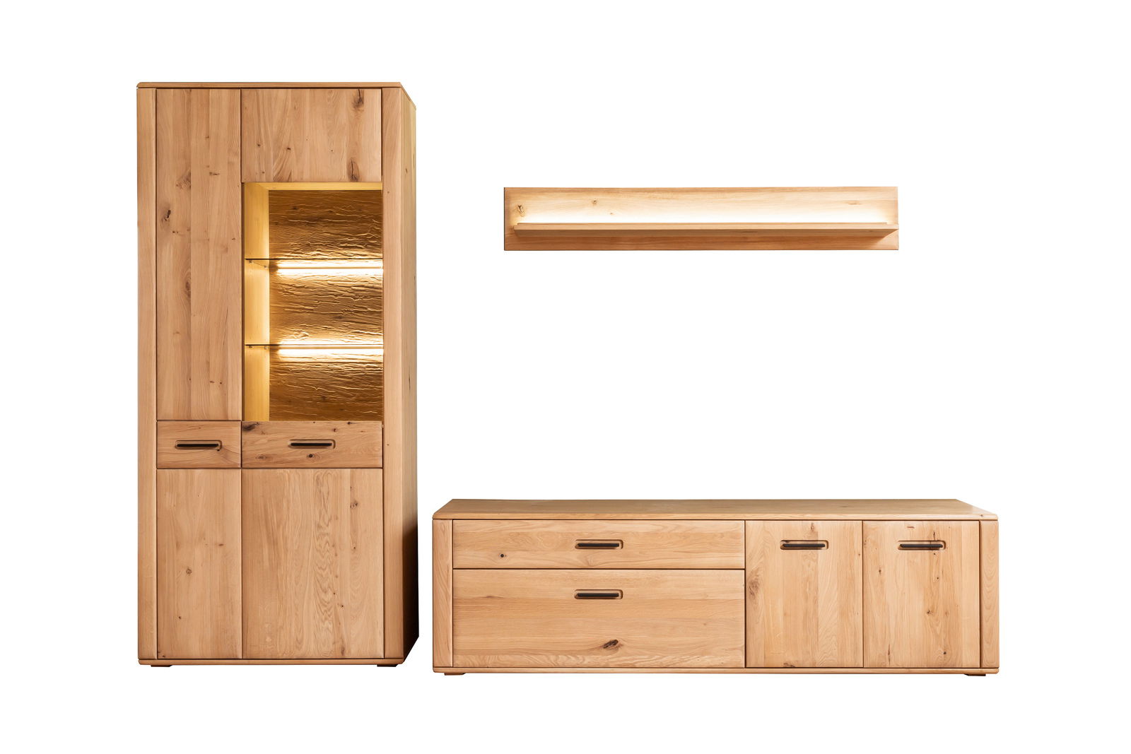 Cantus Wandkombination ASINARA Frontale Ansicht einer modernen Wandkombination aus Holz mit einem hohen Schrank, einem niedrigen Sideboard und einem schwebenden Regal, alle in natürlichem Holzton.