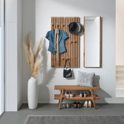 Garderoben-Set mit Holzpaneel, Spiegel und Bank, frontal fotografiert. Dekoriert mit Hüten, Jacke, Tasche und Schuhen.