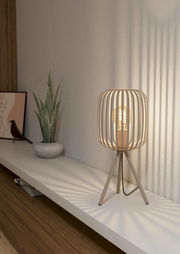 Moderne Tischleuchte ROMAZZINA mit dreibeinigem Stativ und dekorativem Lampenschirm aus Holzstreben, seitliche Perspektive.