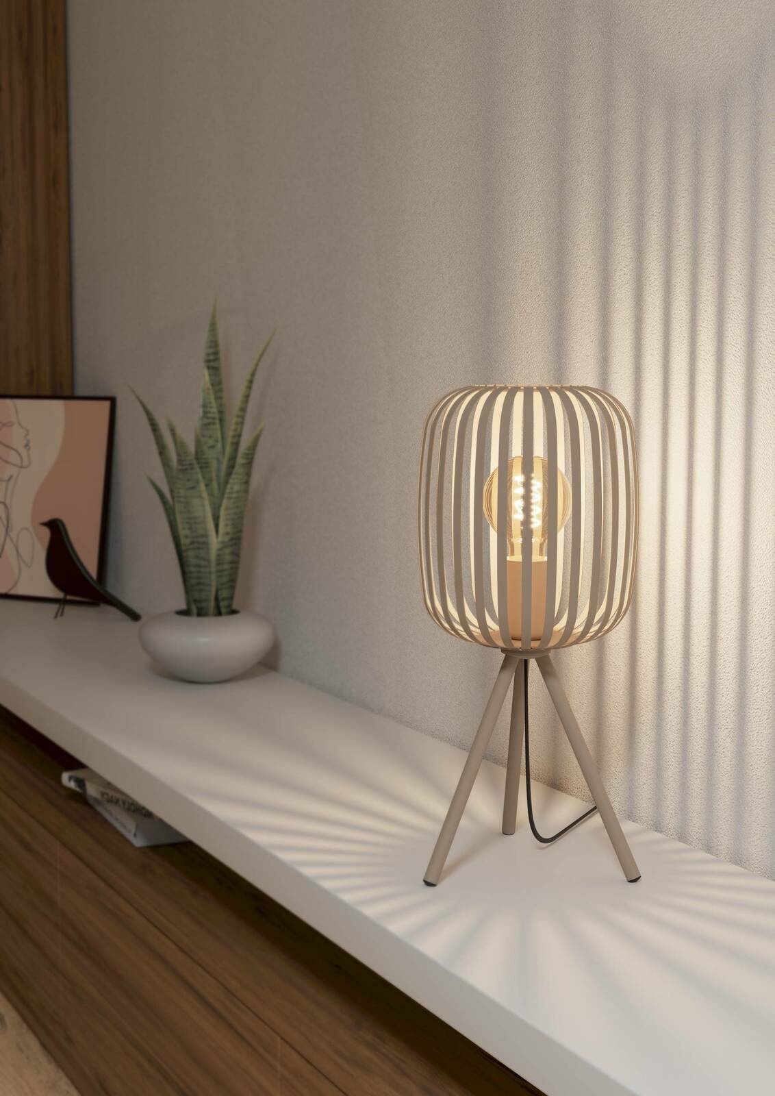 Moderne Tischleuchte ROMAZZINA mit dreibeinigem Stativ und dekorativem Lampenschirm aus Holzstreben, seitliche Perspektive.
