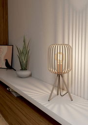 Moderne Tischleuchte ROMAZZINA mit dreibeinigem Stativ und dekorativem Lampenschirm aus Holzstreben, seitliche Perspektive.