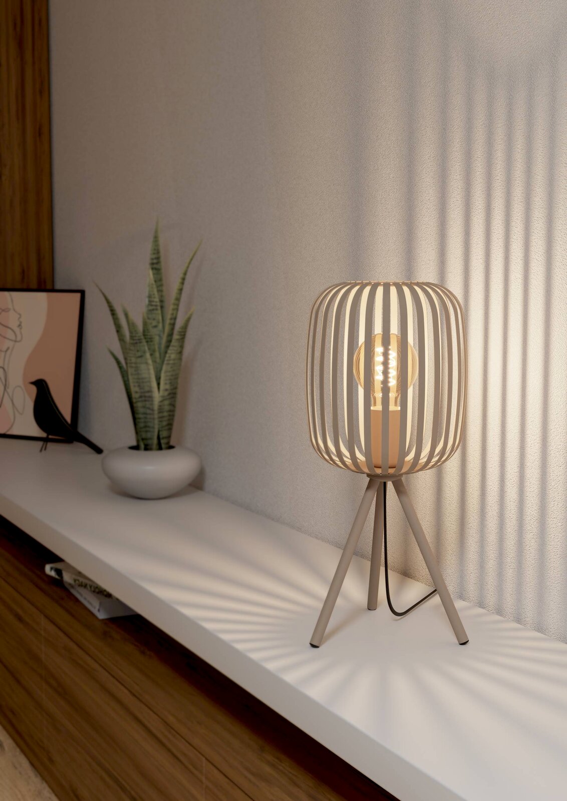 Moderne Tischleuchte ROMAZZINA mit dreibeinigem Stativ und dekorativem Lampenschirm aus Holzstreben, seitliche Perspektive.