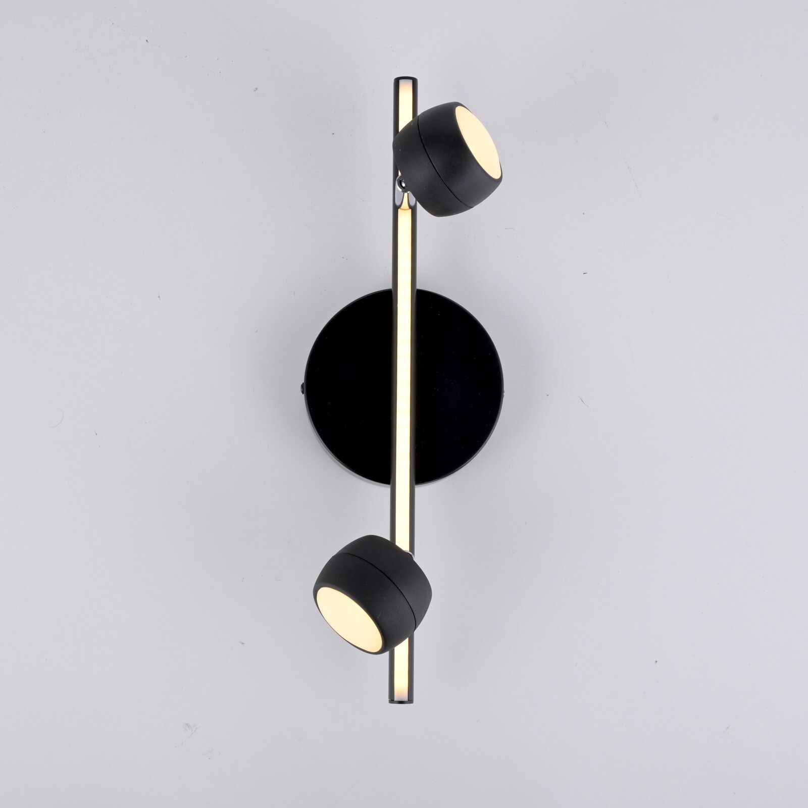 Moderne zwarte plafondlamp met twee verstelbare spotjes, gezien van bovenaf.