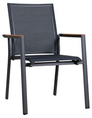 Moderner Stapelsessel mit Metallrahmen und Holzarmlehnen, seitliche Perspektive