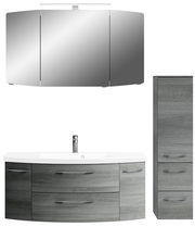Moderne Badkombination in grauer Holzoptik mit Spiegelschrank, Waschbeckenunterschrank und hohem Seitenschrank, frontal betrachtet.