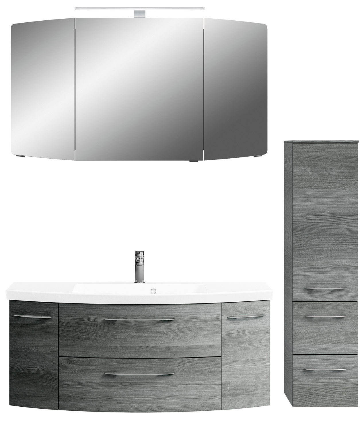 Moderne Badkombination in grauer Holzoptik mit Spiegelschrank, Waschbeckenunterschrank und hohem Seitenschrank, frontal betrachtet.