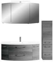 Moderne badkamercombinatie in grijze houtlook met spiegelkast, wastafelonderkast en hoge zijkast, gezien vanaf de voorkant.