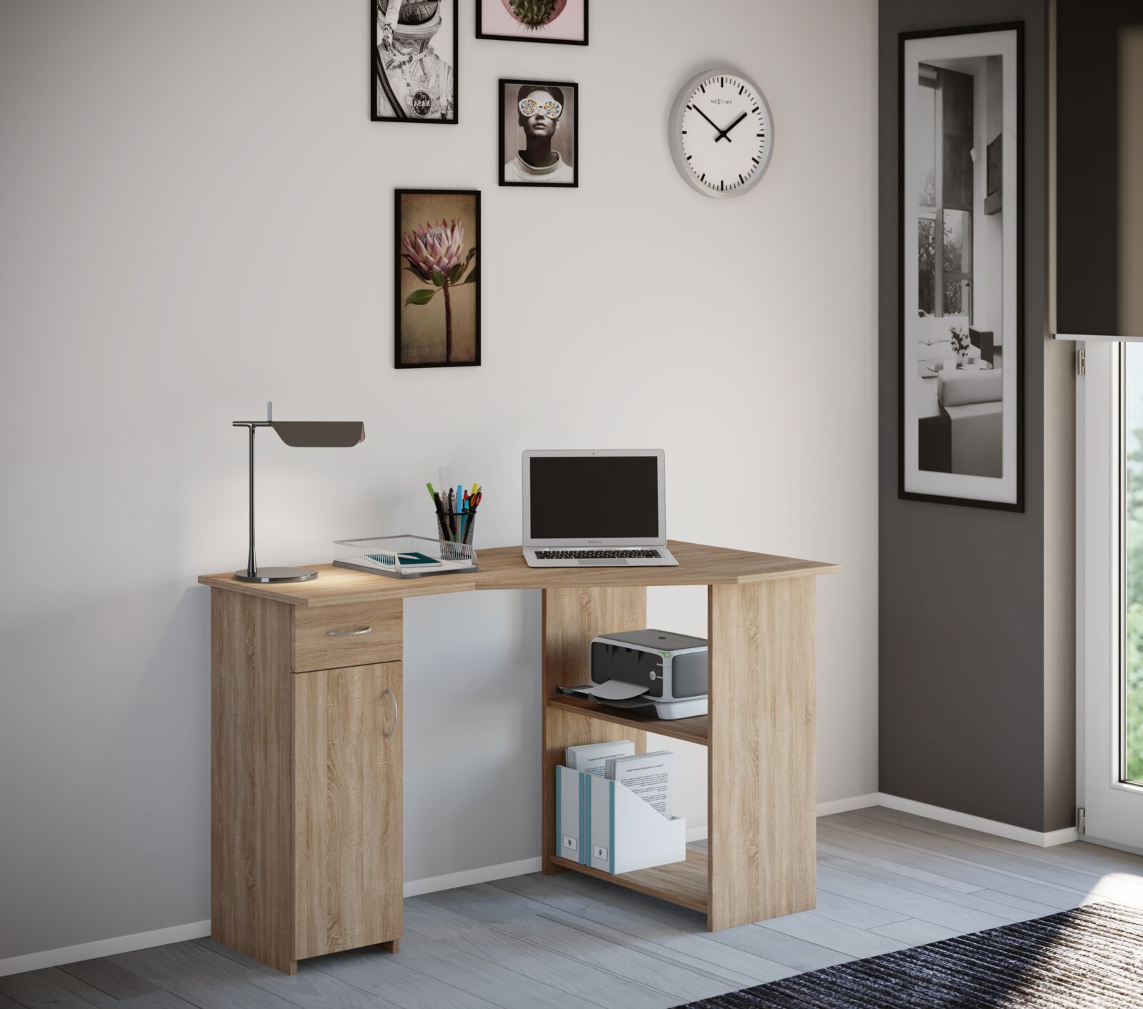 Moderner Schreibtisch in heller Eichenholz-Optik mit Schublade, Tür und offenem Regal, frontal aus leicht schräger Perspektive im Wohn-/Arbeitszimmer inszeniert auf der Platte stehen Lampe, Stiftehalter und Laptop, im Regal Drucker und Ordner.