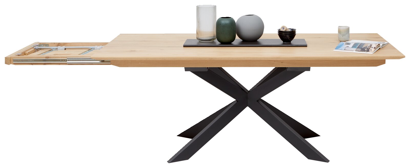 Moderne eettafel met uitschuifbaar blad in houtlook en een zwart kruisvormig onderstel, zijaanzicht