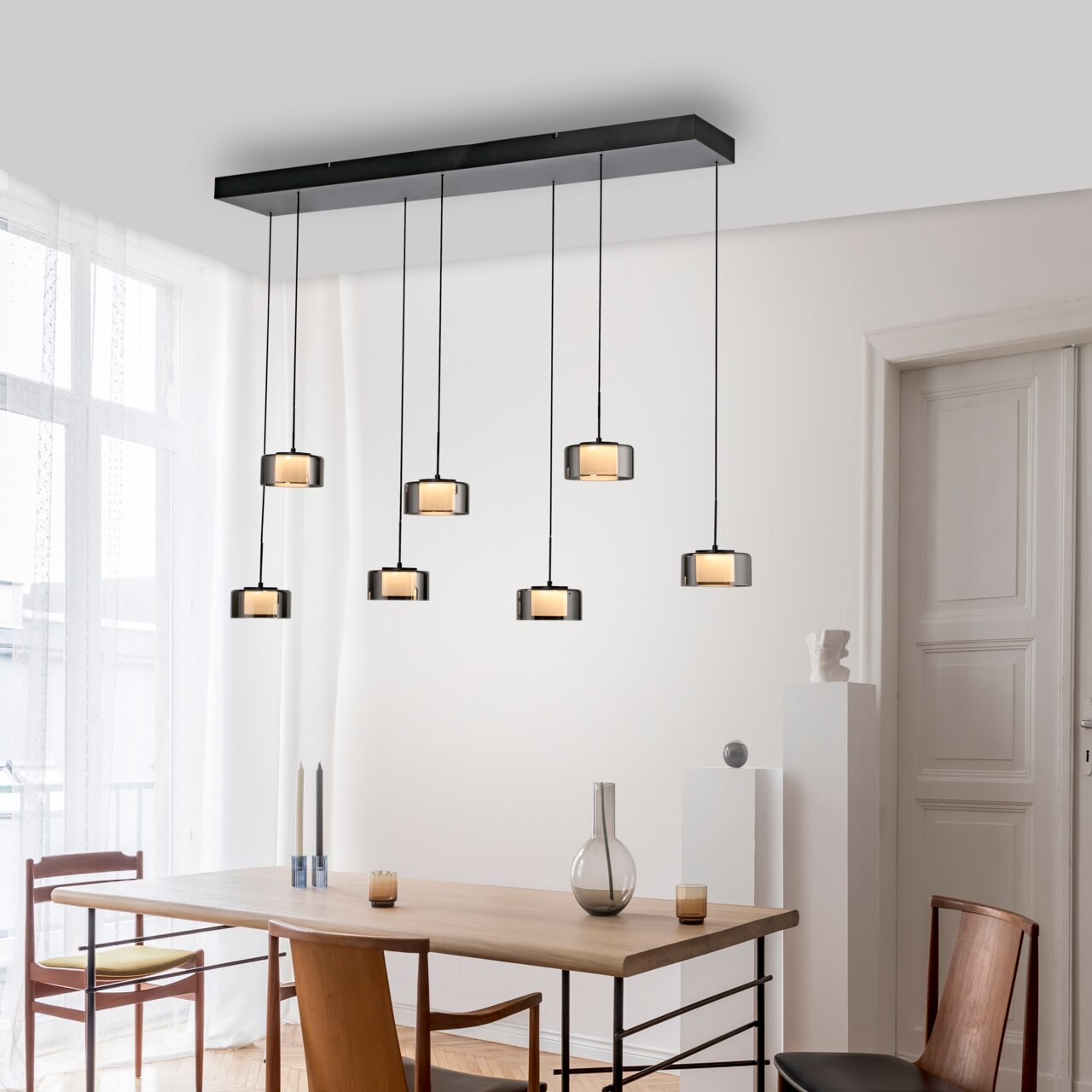 Moderne Pendelleuchte RIKA mit sechs hängenden Lampen über einem Esstisch, seitliche Perspektive